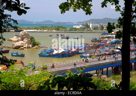 Hafen mit Fischerbooten in Nha Trang, Vietnam. Stockfoto