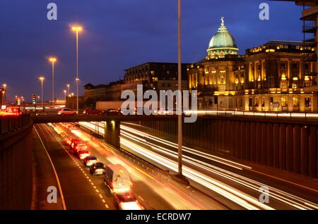 Charing Cross in Glasgow, Schottland in der Abenddämmerung Stockfoto