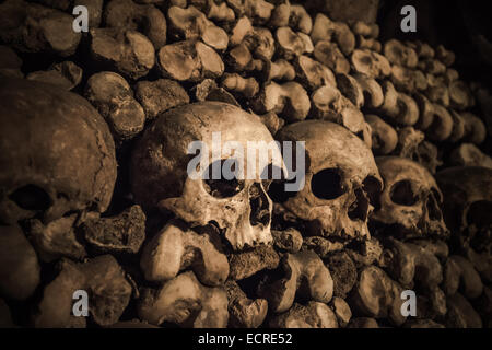 Schädel und Knochen in Paris Katakomben Stockfoto