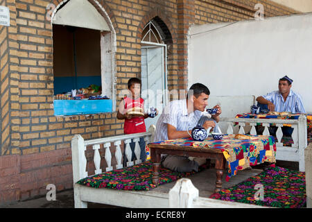 Usbekische Männer trinken Tee und Mittagessen in Usbekistan Stockfoto