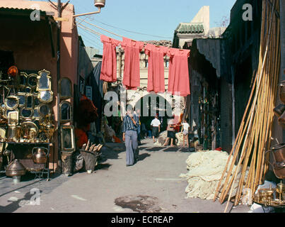 Marrakesch, Marokko – AUGUST 1979: Menschen auf einer Einkaufsstraße in der Medina von einer nordafrikanischen Stadt am August 1979 ich Stockfoto