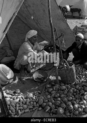 MITTLEREN ATLAS, Marokko - Juli 1979: Verkäufer von Zwiebeln und Kartoffeln in einem Berbermarkt Juli 1979, mittleren Atlasgebirge Marokk Stockfoto