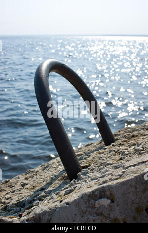 Betonklotz am Strand Stockfoto