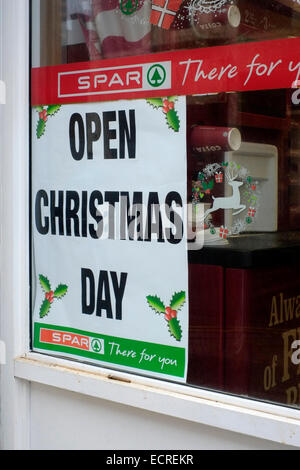 Plakat in einem Schaufenster, die Beratung der Kunden, dass sie am ersten Weihnachtsfeiertag geöffnet sind Stockfoto