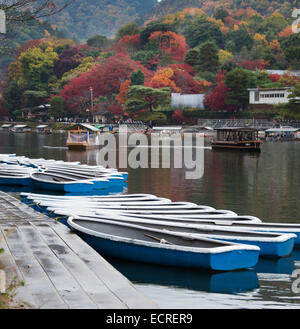 Ruderboote am Arashiyama, Kyoto, Japan. Stockfoto