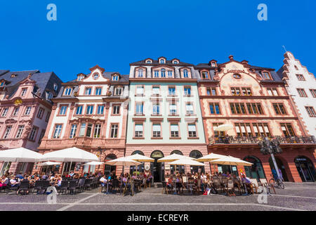 CAFÉS UND RESTAURANTS AM MARKTPLATZ, ALTSTADT, MAINZ, RHEINLAND-PFALZ, DEUTSCHLAND Stockfoto