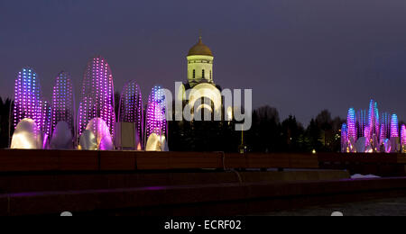 Moskau - 25. Dezember 2013: elektrische Brunnen - Beleuchtung zu Weihnachten und Neujahr- und St. George Kirche in histo Stockfoto