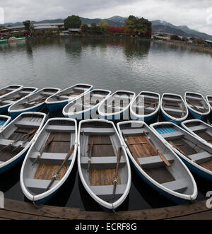 Ruderboote am Arashiyama, Kyoto, Japan. Stockfoto