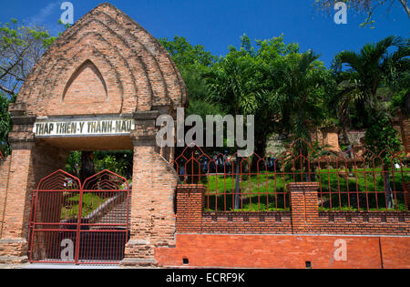 Po Nagar ist ein Cham-Tempel-Turm befindet sich im mittelalterlichen Fürstentum Kauthara in der Nähe von Nha Trang, Vietnam. Stockfoto