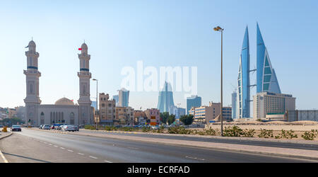 Manama, Bahrain - 21. November 2014: Shaikh Hamad Causeway Straßenansicht mit Moschee und das Bahrain World Trade Center Stockfoto