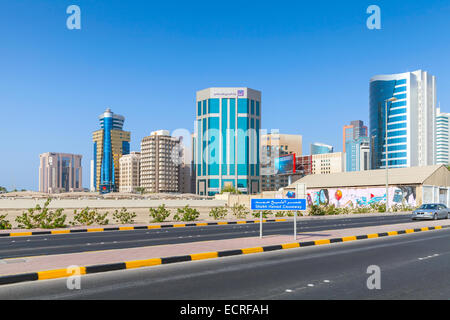 Manama, Bahrain - 21. November 2014: Shaikh Hamad Causeway. Street View von Manama Stadt, Hauptstadt von Bahrain Stockfoto