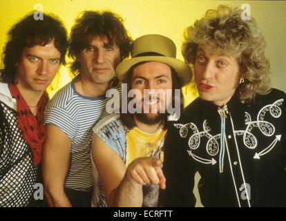 SLADE UK-pop-Gruppe über 1974. Von links: Jim Lea, Don Powell, Dave Hill, Noddy-Halter Stockfoto