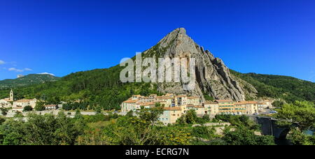 Sisteron Stadt und Beaume großen Felsen mit dem schönen Tag, Frankreich Stockfoto