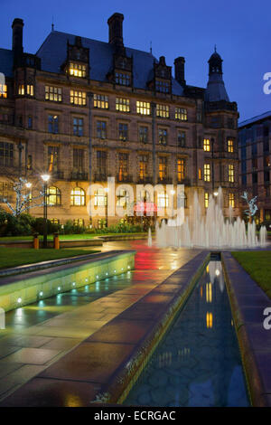 UK, South Yorkshire, Sheffield, Rathaus & Peace Gardens in der Nacht Stockfoto