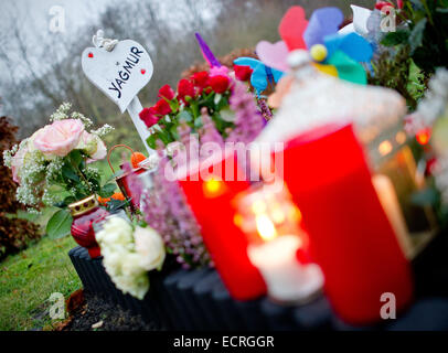 Hamburg, Deutschland. 18. Dezember 2014. Am ersten Jahrestag ihres Todes stehen zahlreiche Blumen und Kerzen auf dem Grab des jungen missbrauchte yağmur in Hamburg, Deutschland, 18. Dezember 2014. Am gleichen Tag präsentiert der parlamentarischen Untersuchungskommission ist es Abschlussbericht über das Mädchen Fall. Foto: DANIEL BOCKWOLDT/Dpa/Alamy Live News Stockfoto