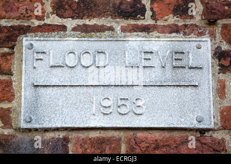 Eine Flut-Marker-Niveau in Blakeney, Norfolk, Großbritannien. Stockfoto