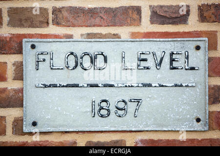 Eine Flut-Marker-Niveau in Blakeney, Norfolk, Großbritannien. Stockfoto