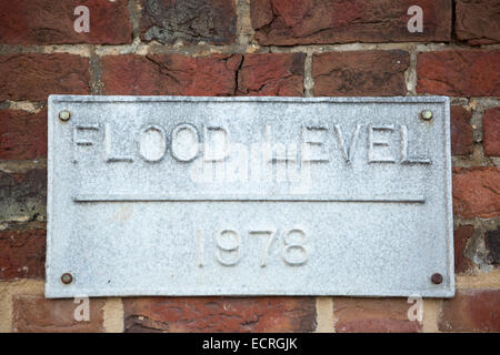 Eine Flut-Marker-Niveau in Blakeney, Norfolk, Großbritannien. Stockfoto