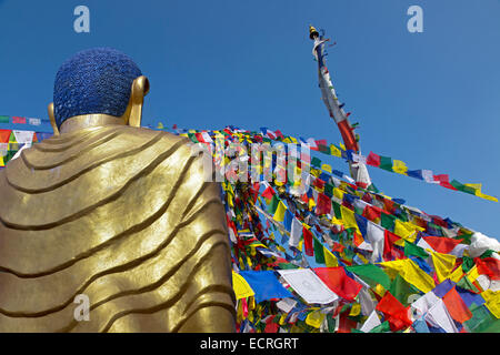 Gebetsfahnen und Golden Buddha bei Namo Buddha-Schrein auf dem Hügel in 1982 m buddhistische Pilgerstätte in der Nähe von Panauti Nepal Stockfoto