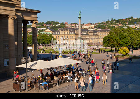 BLICK ÜBER KÖNIGSTRAßE SHOPPING STREET, KONIGSBAU GEBÄUDE, NEUES SCHLOSS, SCHLOSSPLATZ SQUARE, STUTTGART, BADEN-WÜRTEMBERG, GERM. Stockfoto