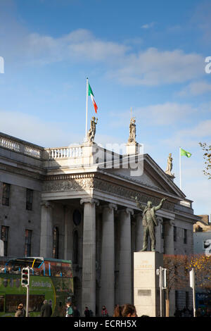 Irland, Dublin, O' Connell Street, Statue von Jim Larkin außerhalb des Gruppenrichtlinienobjekts. Stockfoto