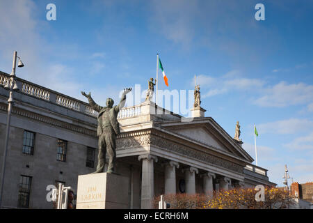 Irland, Dublin, O' Connell Street, Statue von Loosli außerhalb des Gruppenrichtlinienobjekts. Stockfoto