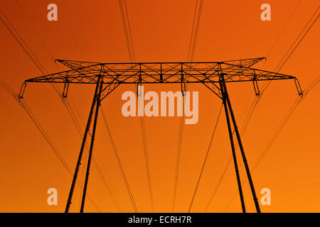 Hochspannungs-Pylon-Silhouette in Dämmerung Licht Stockfoto