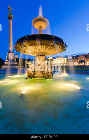 JUBILÄUMS-SPALTE, KUNSTMUSEUM STUTTGART UND KOENIGSBAU GEBÄUDE AM SCHLOSSPLATZ-PLATZ, STUTTGART, BADEN-WÜRTTEMBERG, DEUTSCHLAND Stockfoto