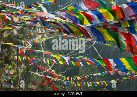 Gebetsfahnen im Namo Buddha Heiligtum auf einem Hügel am 1982 m wichtiger Wallfahrtsort im Zentrum Panauti Nepal Stockfoto