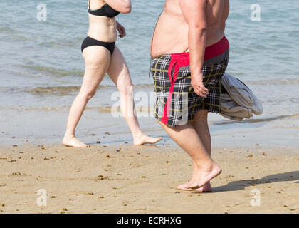 Übergewichtigen Mann zu Fuß am Strand Stockfoto