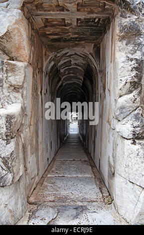 Schmalen Korridor in einem alten griechischen Gebäude Stockfoto