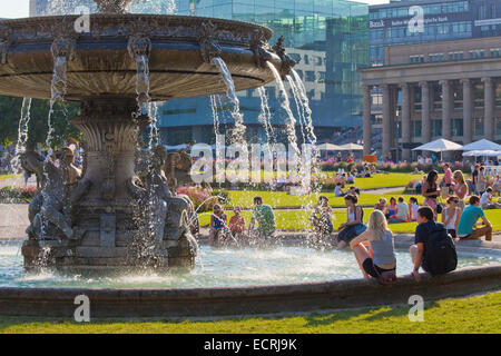 BRUNNEN, KUNSTMUSEUM GEBÄUDE KONIGSBAU GEBÄUDE, SCHLOSSPLATZ-PLATZ, STUTTGART, BADEN-WÜRTTEMBERG, DEUTSCHLAND Stockfoto