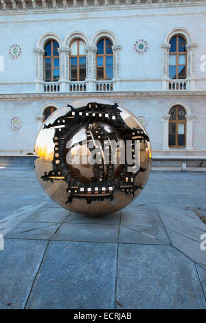 Irland, Dublin, Trinity College, Arnaldo Pomodoros Kugel innerhalb einer Kugel Skulptur außerhalb der Berkeley Bibliothek. Stockfoto