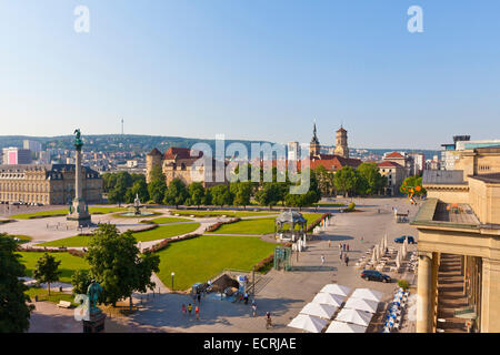 BLICK ÜBER DEN SCHLOSSPLATZ UND KÖNIGSTRAßE STRAßE, NEUE BURG, ALTE BURG, KOENIGSBAU, SCHLOSSPLATZ, STUTTGART, BADEN-WÜRTTEMBERG Stockfoto