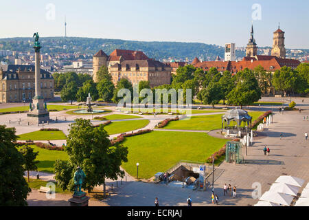 BLICK ÜBER DEN SCHLOSSPLATZ UND KÖNIGSTRAßE STRAßE, NEUE BURG, ALTES SCHLOSS, SCHLOSSPLATZ, STUTTGART, BADEN-WÜRTTEMBERG Stockfoto