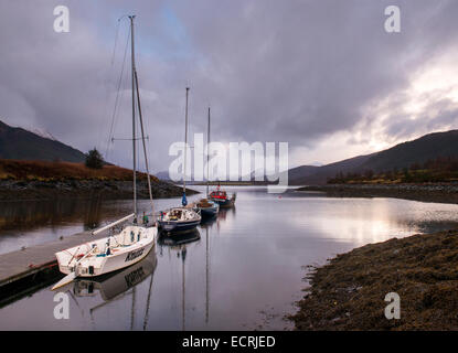 Kleine Segelboote am Ufer des Loch Leven. Glencoe Schottland, Vereinigtes Königreich Stockfoto