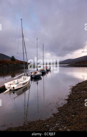 Kleine Segelboote am Ufer des Loch Leven. Glencoe Schottland, Vereinigtes Königreich Stockfoto