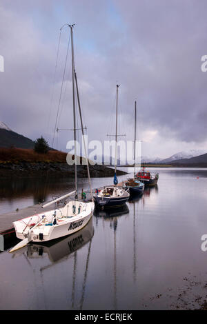 Kleine Segelboote am Ufer des Loch Leven. Glencoe Schottland, Vereinigtes Königreich Stockfoto