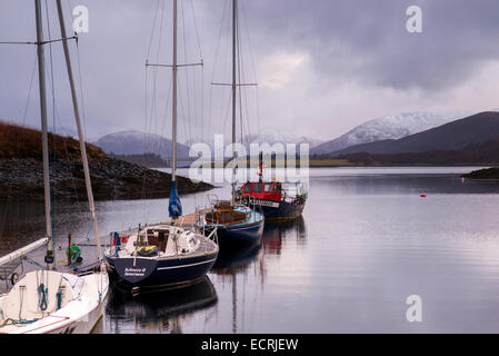 Kleine Segelboote am Ufer des Loch Leven. Glencoe Schottland, Vereinigtes Königreich Stockfoto