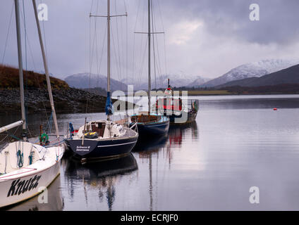 Kleine Segelboote am Ufer des Loch Leven. Glencoe Schottland, Vereinigtes Königreich Stockfoto