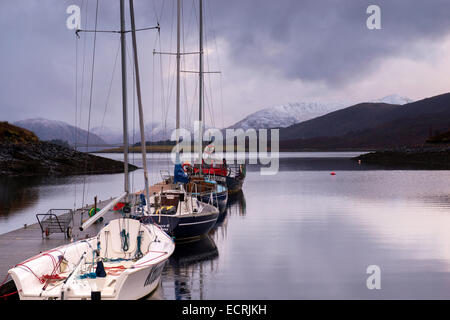 Kleine Segelboote am Ufer des Loch Leven. Glencoe Schottland, Vereinigtes Königreich Stockfoto