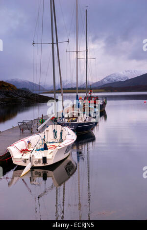 Kleine Segelboote am Ufer des Loch Leven. Glencoe Schottland, Vereinigtes Königreich Stockfoto