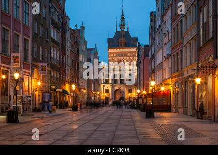 Abend auf der Dluga (lange Straße) in Danzig, Polen. Golden Gate in der Ferne. Stockfoto