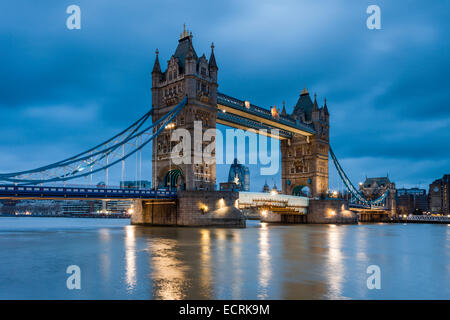 Morgendämmerung am Tower Bridge in London, England. Stockfoto