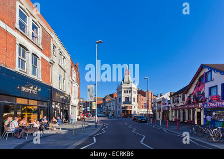 GESCHÄFTE UND PUBS AM ALBERT ROAD, SOUTHSEA VIERTEL, PORTSMOUTH, HAMPSHIRE, ENGLAND, GROßBRITANNIEN Stockfoto