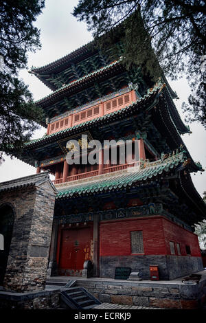 Lizenz verfügbar unter MaximImages.com - Glockenturm des Shaolin-Tempels in Dengfeng, Zhengzhou, Provinz Henan, China Stockfoto