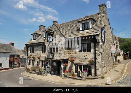 Das Bankes Arms Hotel in Corfe Castle Dorf, Dorset, England, Vereinigtes Königreich. Stockfoto