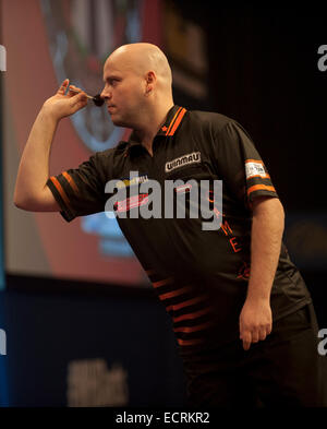 London, UK. 18. Dezember 2014. William Hill PDC World Darts Championship. Christian Kist [NED] in Aktion während seines Spiels mit Jelle Klaasen (29) [NED] Credit: Action Plus Sport/Alamy Live News Stockfoto