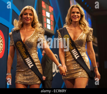 London, UK. 18. Dezember 2014. William Hill PDC World Darts Championship. Die gehen auf Mädchen verlassen die Bühne. Bildnachweis: Aktion Plus Sport/Alamy Live-Nachrichten Stockfoto