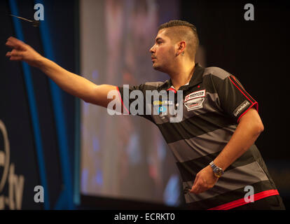 London, UK. 18. Dezember 2014. William Hill PDC World Darts Championship. Jelle Klaasen (29) [NED] in Aktion während seines Spiels mit Christian Kist [NED] Credit: Action Plus Sport/Alamy Live News Stockfoto